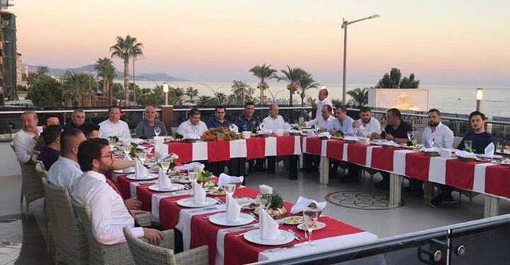 Alanyaspor yönetiminden veda yemeği