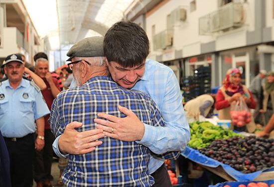 Başkan Menderes Türel, Elmalı’da esnafla kucaklaştı