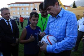 Başkan Türel, Elmalı’da gençlerle maç yaptı