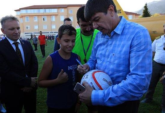 Başkan Türel, Elmalı’da gençlerle maç yaptı