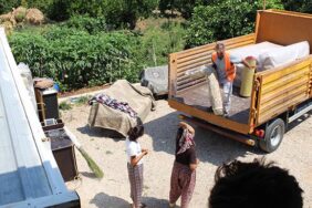 Finike’de 4 aileye Büyükşehir’den eşya yardımı