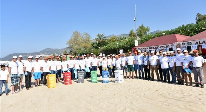 ALANYA BELEDİYESİ VE GÖNÜLLÜLER DAMLATAŞ PLAJINI TEMİZLEDİ