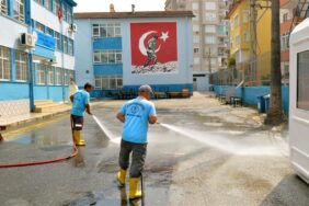 ALANYA BELEDİYESİ’NDEN ÖRNEK ÇALIŞMA: OKUL BAHÇELERİ TEMİZLENİYOR