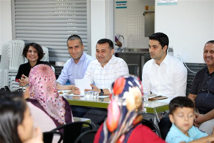 BAŞKAN YÜCEL KIZ YURDUNDA AİLELERLE BULUŞTU