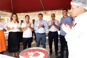 BAŞKAN YÜCEL VATANDAŞLARA AŞURE İKRAM ETTİ