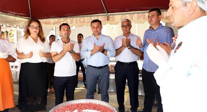 BAŞKAN YÜCEL VATANDAŞLARA AŞURE İKRAM ETTİ