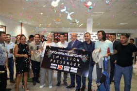 GZP-ALANYA HAVALİMANI’NA İNEN 1 MİLYONUNCU YOLCUYA SÜRPRİZ KARŞILAMA