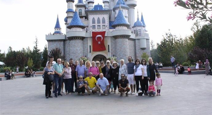 YENİ ALANYALILARDAN BAŞKAN YÜCEL’E KÜLTÜR TURU TEŞEKKÜRÜ