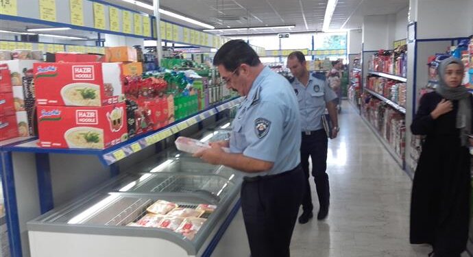 ZABITA EKİPLERİ ZİNCİR MARKETLERİ DENETLEDİ