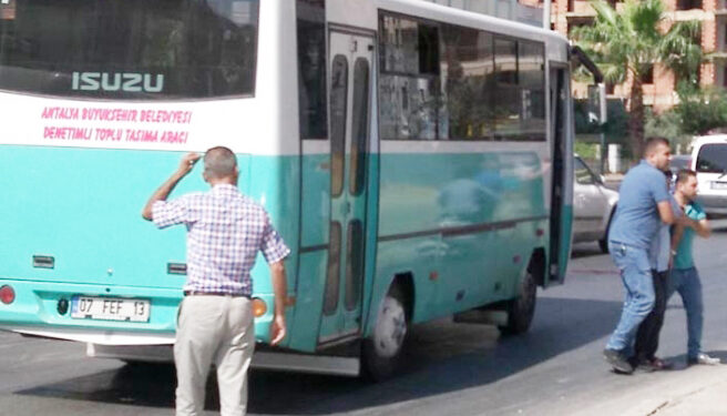 Halk otobüsü yayaya çarptı