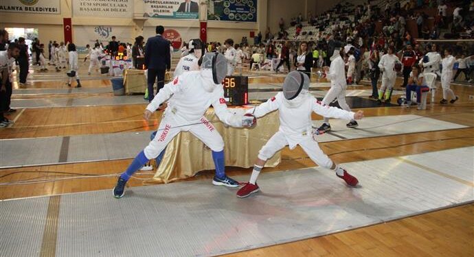 CUMHURİYET ESKRİM AÇIK TURNUVASI SONA ERDİ