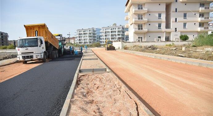 YENİ OBA KÖPRÜSÜ ÇEVRESİNDEKİ YOLLAR SICAK ASFALTLA KAPLANIYOR