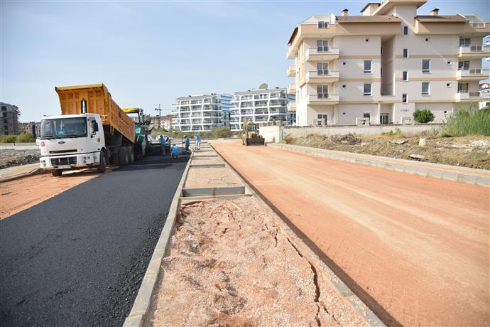 YENİ OBA KÖPRÜSÜ ÇEVRESİNDEKİ YOLLAR SICAK ASFALTLA KAPLANIYOR