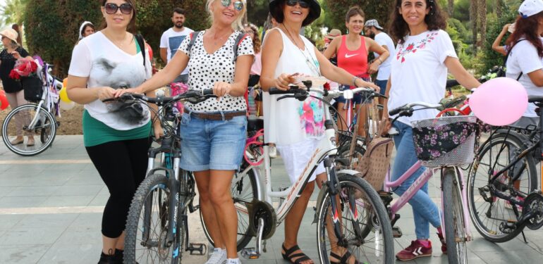 Süslü kadınlar bisiklet turu gerçekleşti