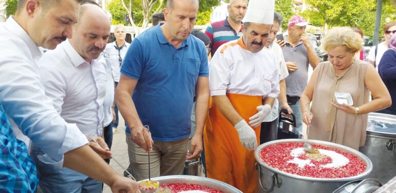 MHP aşure dağıttı