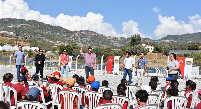 ÖĞRENCİLER ALANYA BELEDİYESİ GÜNEŞ ENERJİSİ SANTRALİ’Nİ ZİYARET ETTİ