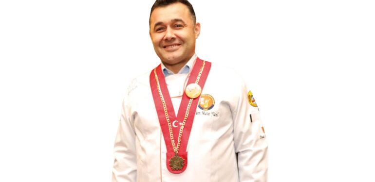 Aşçı mutfağa indi