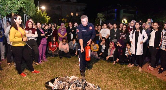 KIZ ÖĞRENCİLER YANGIN TATBİKATINDA