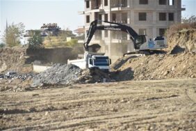 YÜCEL, ÖNEMLİ BİR YOLU DAHA İLÇEYE KAZANDIRIYOR  FIĞLA VE CİKCİLLİ’Yİ ÇEVRE YOLUNDAN HASBAHÇE MAHALLESİ’NE BAĞLAYACAK 30 METRELİK YOLUN YAPIMINA BAŞLANDI