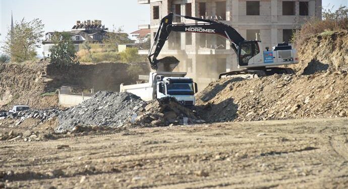 YÜCEL, ÖNEMLİ BİR YOLU DAHA İLÇEYE KAZANDIRIYOR  FIĞLA VE CİKCİLLİ’Yİ ÇEVRE YOLUNDAN HASBAHÇE MAHALLESİ’NE BAĞLAYACAK 30 METRELİK YOLUN YAPIMINA BAŞLANDI