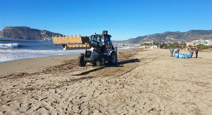 Türkiye dalga sörfü yarışması için sahil temizliği yapıldı