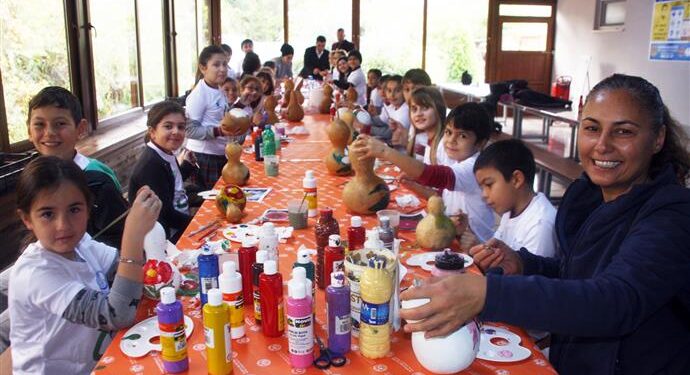ALANYA BELEDİYESİ ÖĞRENCİLERE SU KABAĞI BOYAMA VE QUİLLİNG ÖĞRETİYOR