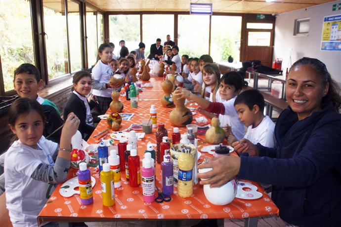 ALANYA BELEDİYESİ ÖĞRENCİLERE SU KABAĞI BOYAMA VE QUİLLİNG ÖĞRETİYOR