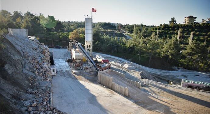 BAŞKAN YÜCEL, MOBİL BETON SANTRALİNİ KURARAK KIRSALIN KADERİNİ DEĞİŞTİRDİ