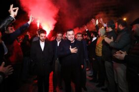 BAŞKAN YÜCEL’E PAYALLAR’DA SEVGİ SELİ SALONA SIĞMADILAR PENCEREDEN DİNLEDİLER