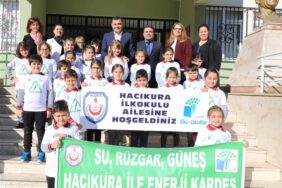 EKO-OKUL ÖĞRENCİLERİ BAŞKANI PANKARTLARLA KARŞILADI.