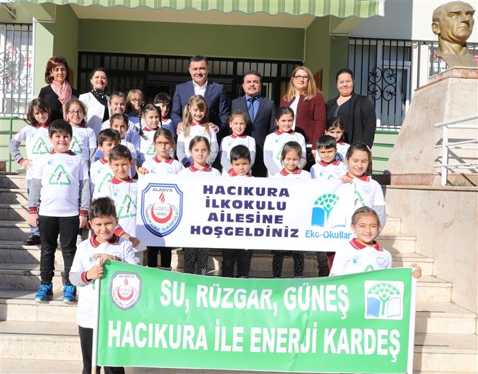 EKO-OKUL ÖĞRENCİLERİ BAŞKANI PANKARTLARLA KARŞILADI.