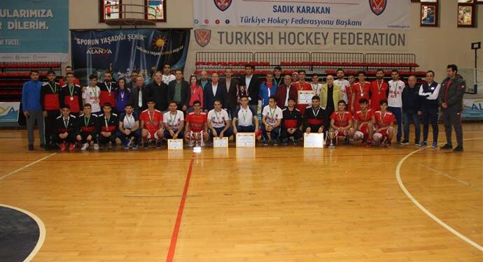 Erkekler salon hokeyi şampiyonu Gaziantep Polis gücü