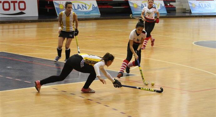 Kadınlar Salon Hokeyi başladı