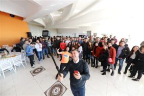 ÜNİVERSİTE ÖĞRENCİLERİNDEN BAŞKAN YÜCEL’E YOĞUN İLGİ