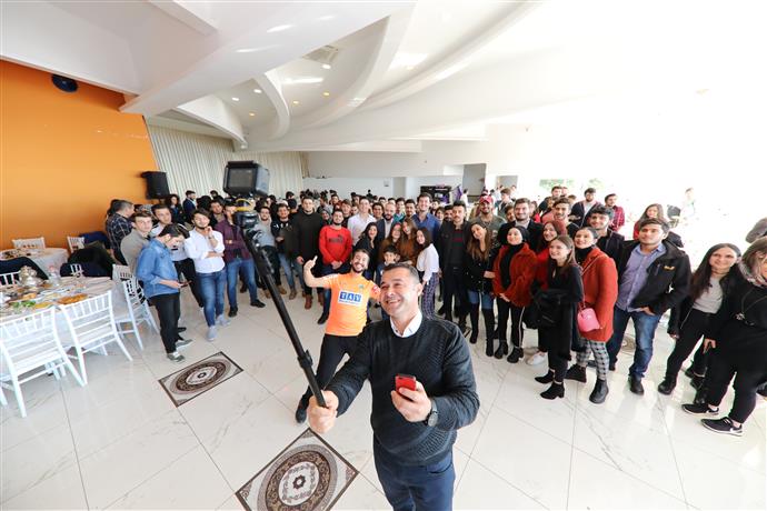 ÜNİVERSİTE ÖĞRENCİLERİNDEN BAŞKAN YÜCEL’E YOĞUN İLGİ