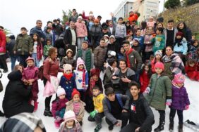 BAŞKAN YÜCEL ÇOCUKLAR İÇİN TOROSLARDAN İSKELEYE KAR GETİRDİ