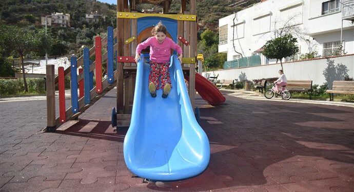 BAŞKAN YÜCELDEN, ÖĞRENCİLERE KORKULUKLU KALDIRIM