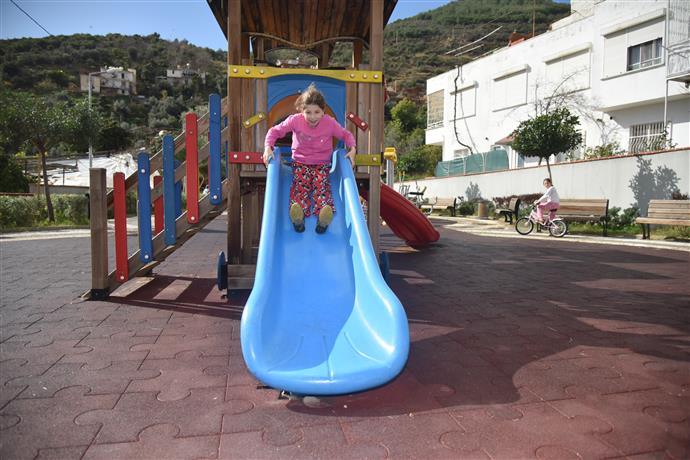 BAŞKAN YÜCELDEN, ÖĞRENCİLERE KORKULUKLU KALDIRIM