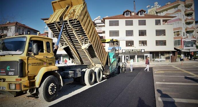 HACET MEYDAN PROJESİNDE SON RÖTUŞLAR: BAĞLANTI YOLLARINDA SICAK ASFALT ÇALIŞMASI BAŞLADI