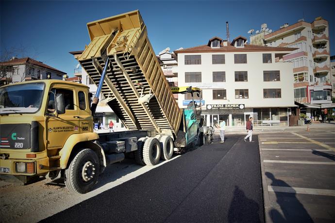 HACET MEYDAN PROJESİNDE SON RÖTUŞLAR: BAĞLANTI YOLLARINDA SICAK ASFALT ÇALIŞMASI BAŞLADI