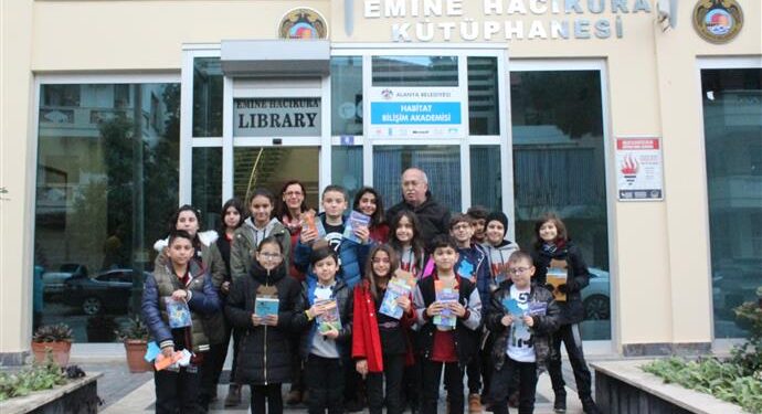 YAZAR AYDOĞAN YAVAŞLI ÖĞRENCİLERLE BULUŞTU