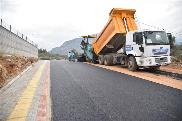 YÜCEL’DEN ÖĞRENCİLERE TATİL SÜRPRİZİ  KESTEL OKUL YOLU ASFALTLANDI