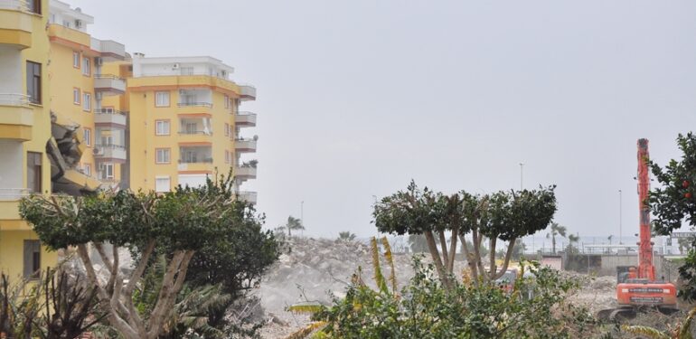 Mahmutlar’da bir otel daha yok oldu