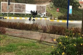 kestel_de_trafik_lambası_devrildi