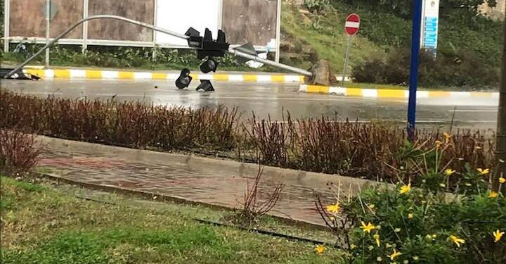 Kestel’de Fırtına trafik lambasını devirdi