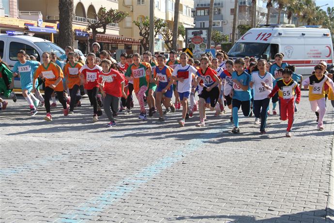 ALANYA DA OKULLARARASI KROS YARIŞI YAPILDI