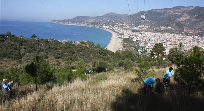ALANYA KALESİNDE 1. DERECE ARKEOLOJİK, DOĞAL, TARİHİ VE KENTSEL SİT ALANI TELEFERİK HATTI BOYUNCA, BADEM FİDANI DİKİMİNE BAŞLADI