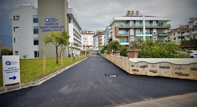 ALANYA’DAKİ SOSYAL TESİSİN ÇEVRESİNDEKİ CADDELER SICAK ASFALTLA KAPLANIYOR