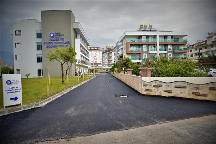 ALANYA’DAKİ SOSYAL TESİSİN ÇEVRESİNDEKİ CADDELER SICAK ASFALTLA KAPLANIYOR