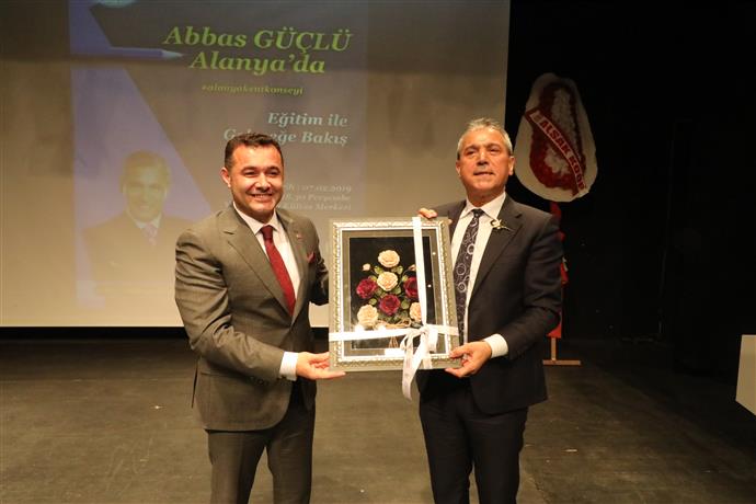 EĞİTİM İLE GELECEĞE BAKIŞ KONFERANSINA YOĞUN İLGİ